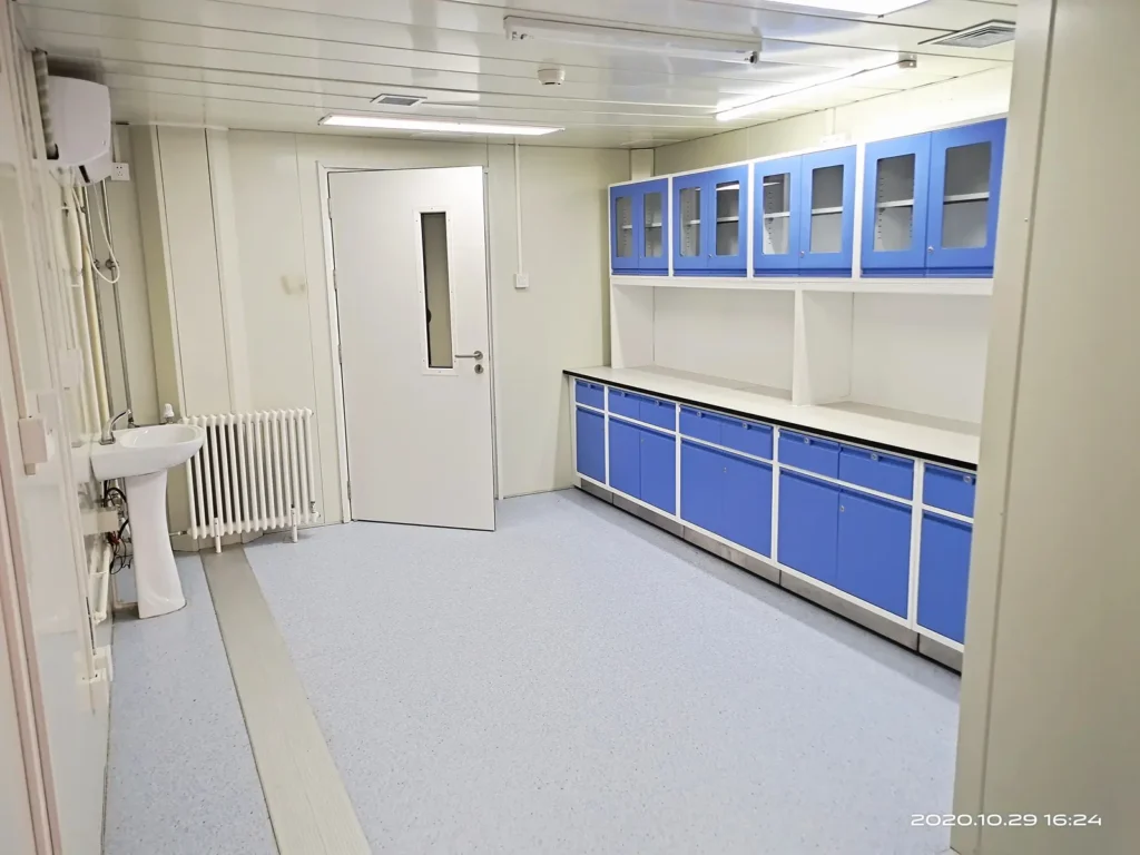 Fitted clinical room in the modular fever clinic