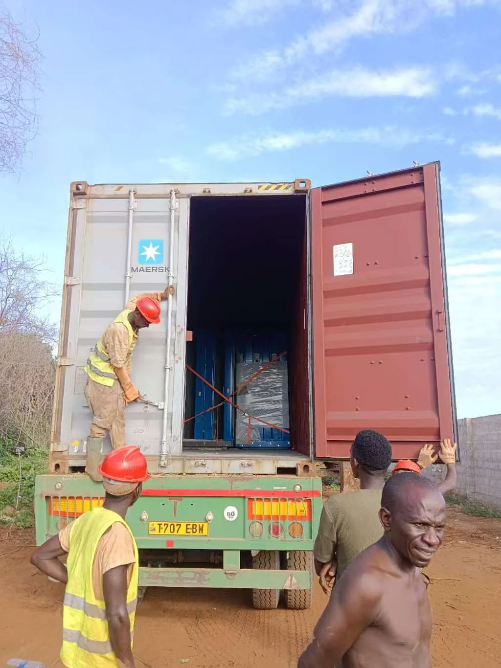 On-site support while unloading delivered components from a shipping container