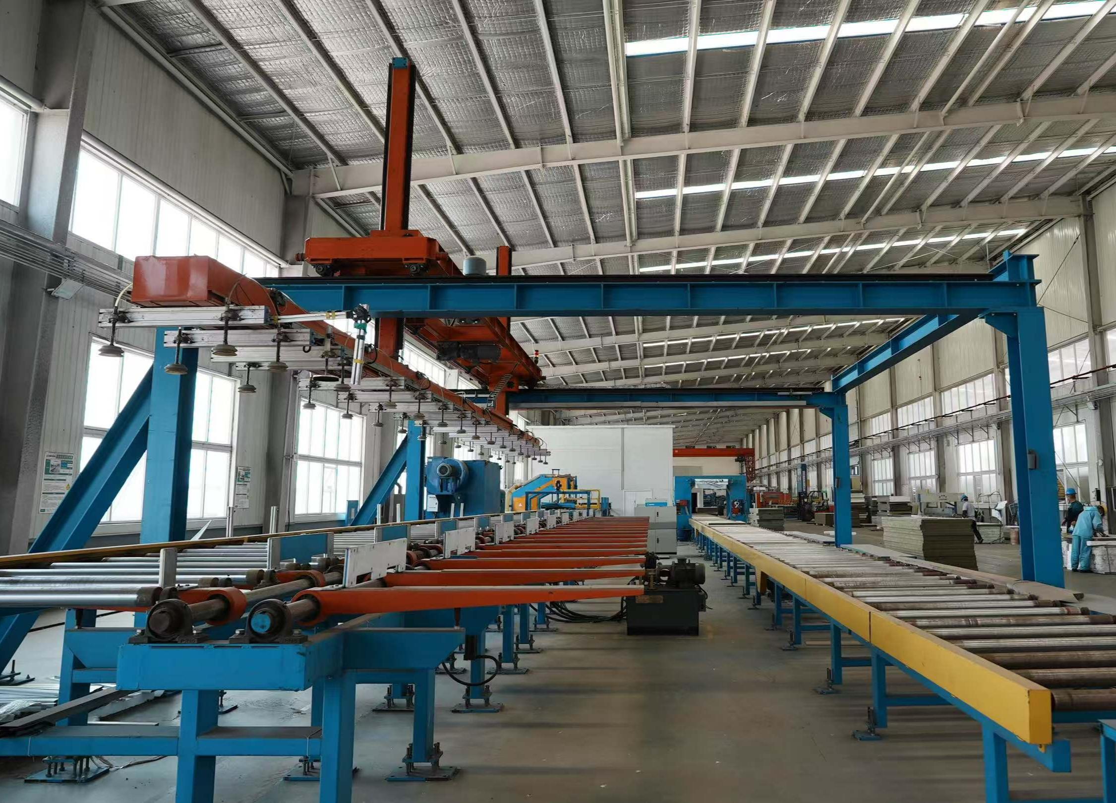 Automated panel conveyor line inside the MZ ECO container house production hall